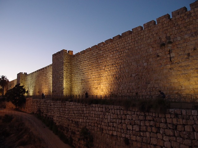 CLASSIC RAMPARTS HIKE ON THE WALLS OF JERUSALEM