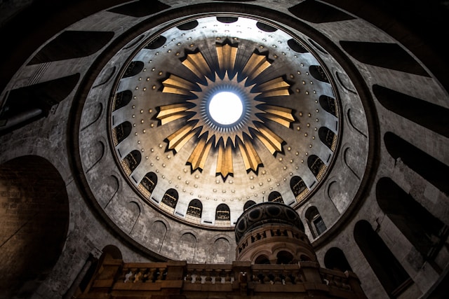 CHURCH OF THE HOLY SEPULCHER - THE IMMOVABLE STAIRCASE